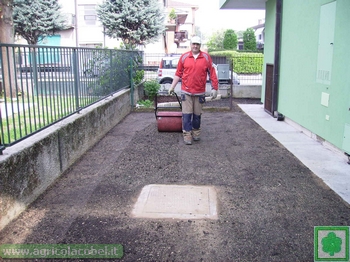 giardino seminato con terra apposita per tappeti erbosi e starter, concime che favorisce la crescita del seme nel primo periodo di vita dell'erba